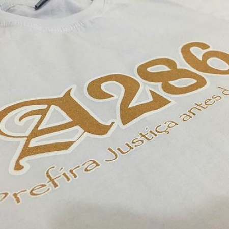 CAMISETA A286 - PREFIRA A JUSTIÇA ANTES DO PERDÃO (BRANCA E DOURADO)